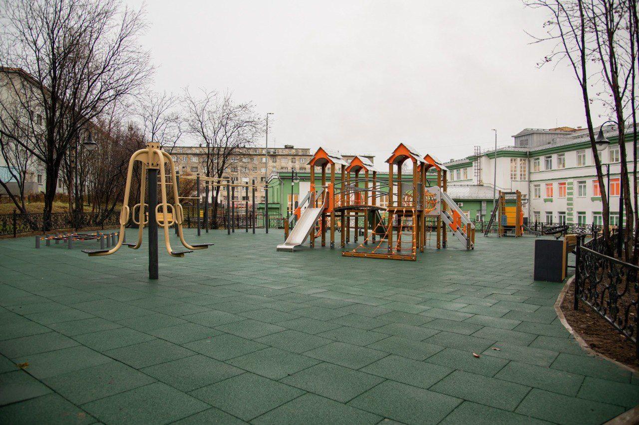 В Мурманске обновили детскую площадку за школой №1